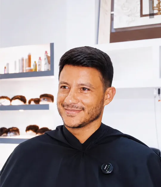 O mesmo cliente depois da aplicação da prótese capilar